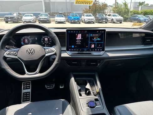 Certified 2025 Volkswagen Tiguan SE R-Line AWD/4WD image 16