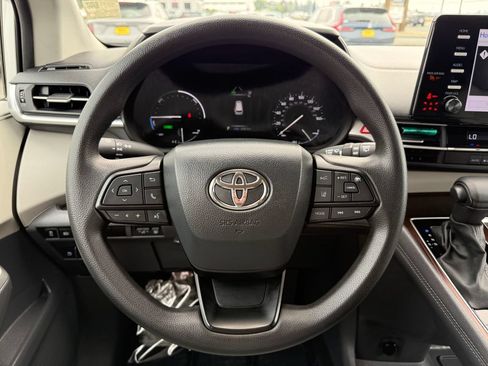 Used 2024 Toyota Sienna LE AWD/4WD image 23