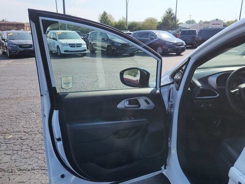Used 2024 Chrysler Pacifica Limited FWD image 16