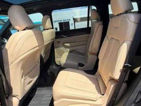 Used 2025 Jeep Grand Cherokee L Limited w/ Luxury Tech Group II AWD/4WD image 12