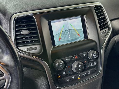 Used 2020 Jeep Grand Cherokee Laredo AWD/4WD image 13