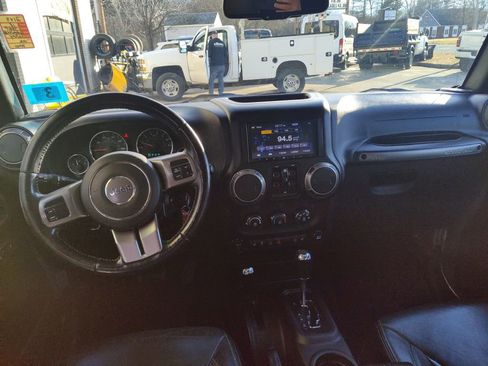 Used 2018 Jeep Wrangler Unlimited Sahara image 9