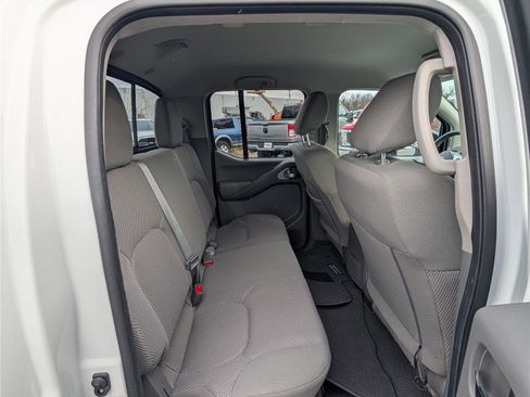 Used 2021 Nissan Frontier SV w/ Midnight Edition Floor Mats image 11