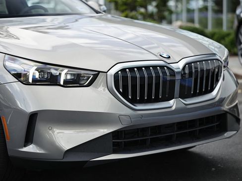 New 2027 BMW 530i w/ Premium Package RWD image 2