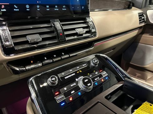 Certified 2023 Lincoln Navigator L Reserve AWD/4WD image 17