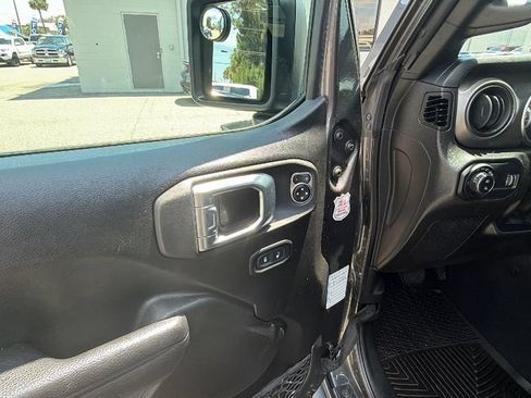 Used 2023 Jeep Gladiator Sport AWD/4WD image 13
