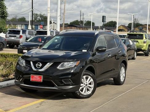 Used 2015 Nissan Rogue SV image 2