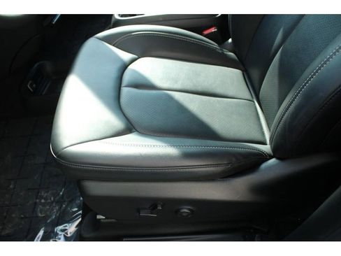 Used 2025 Chrysler Pacifica Select image 21