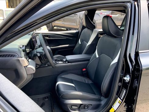 Used 2026 Toyota Camry SE w/ Multimedia Upgrade Package image 8