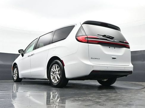 Used 2024 Chrysler Pacifica Touring-L FWD image 47