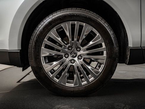 Used 2023 Toyota Venza Limited image 13