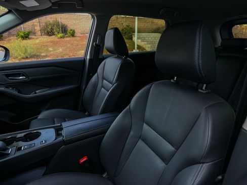 Used 2025 Nissan Rogue SL FWD image 15