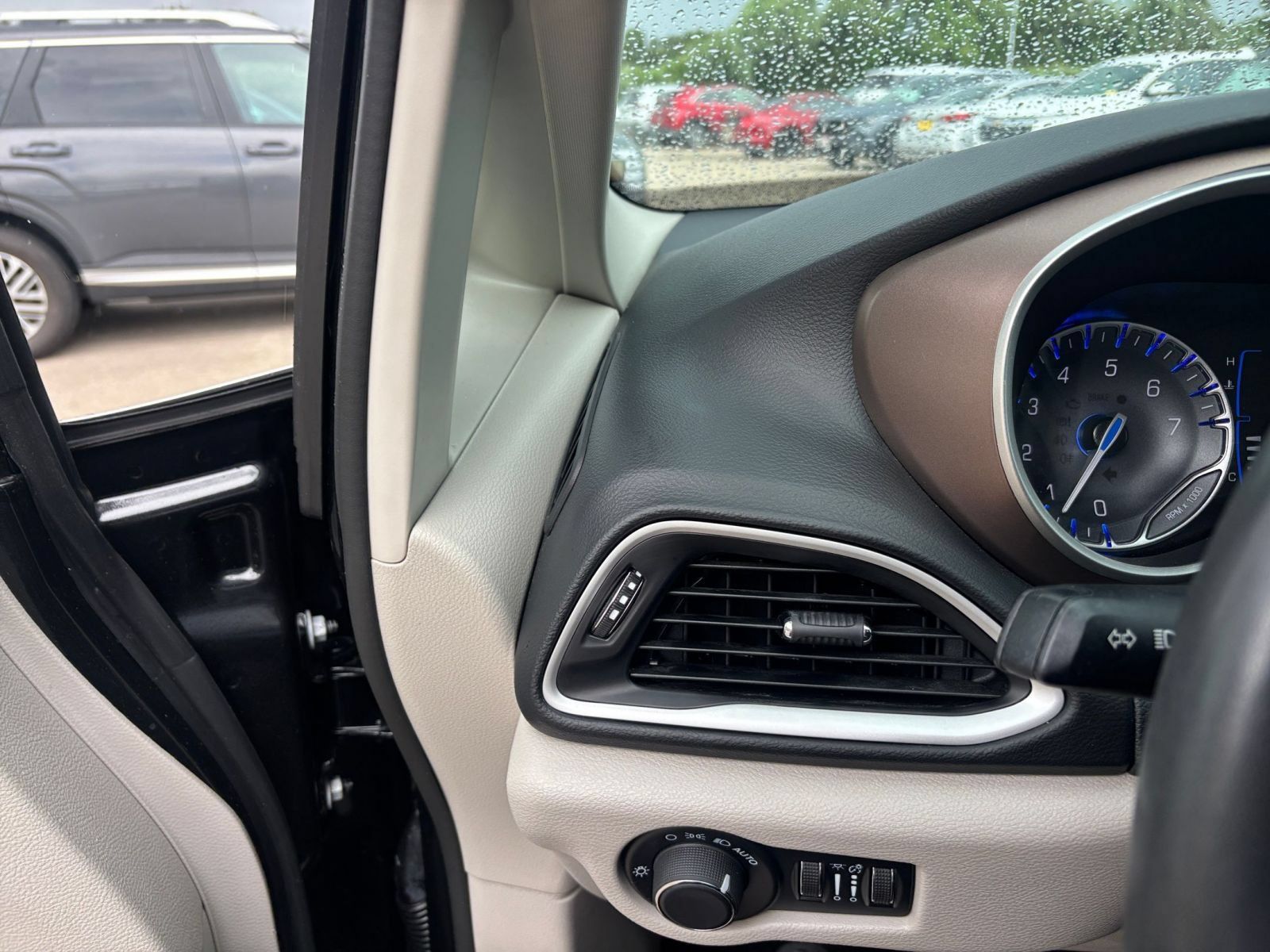 Used 2023 Chrysler Voyager LX FWD image 35