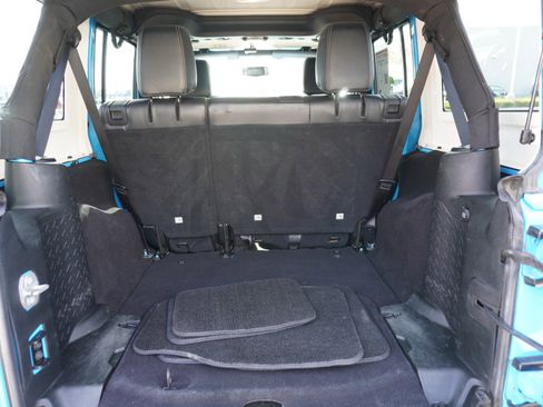 Used 2017 Jeep Wrangler Unlimited Rubicon w/ Connectivity Group image 12