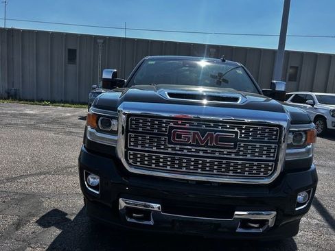 Used 2018 GMC Sierra 2500 Denali w/ Duramax Plus Package AWD/4WD image 8