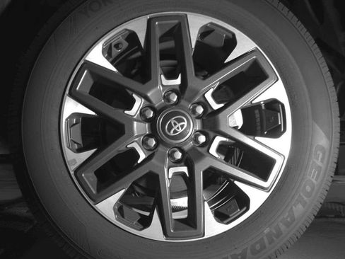 Used 2026 Toyota Tundra Limited AWD/4WD image 10