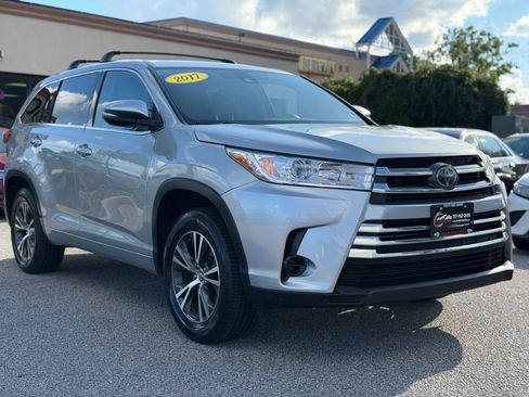 Used 2017 Toyota Highlander LE FWD image 5
