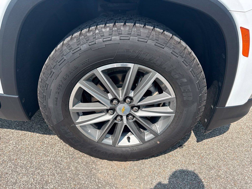 Used 2023 Chevrolet Traverse LT FWD image 6