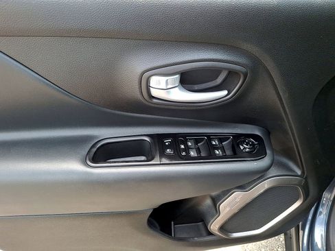 Used 2023 Jeep Renegade Latitude AWD/4WD image 10