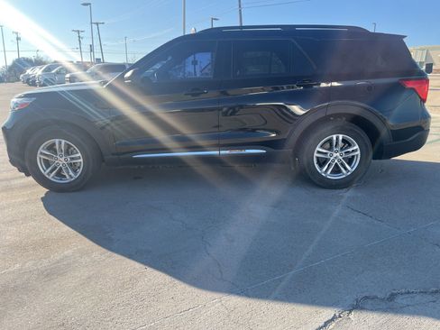 Used 2023 Ford Explorer XLT image 4