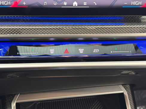 Used 2023 BMW i7 xDrive60 w/ Parking Assistance Package image 32