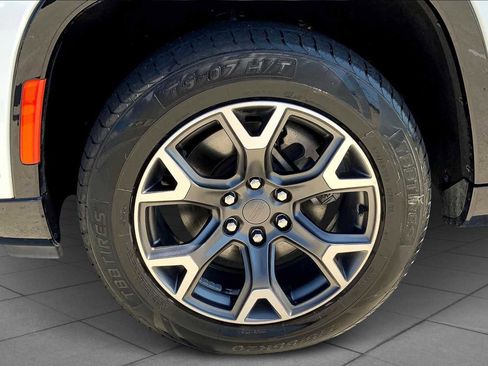 Used 2023 Jeep Wagoneer L Series III w/ Preferred Equipment Group image 10