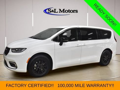 Certified 2025 Chrysler Pacifica Select FWD image 3