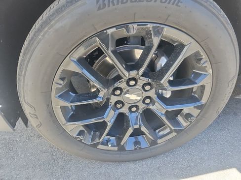 Used 2023 Chevrolet Suburban LT w/ Luxury Package RWD image 4