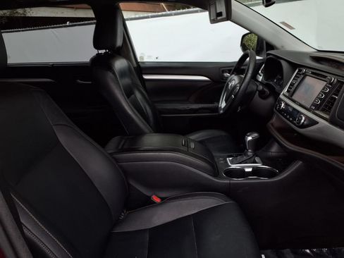 Used 2014 Toyota Highlander XLE FWD image 18