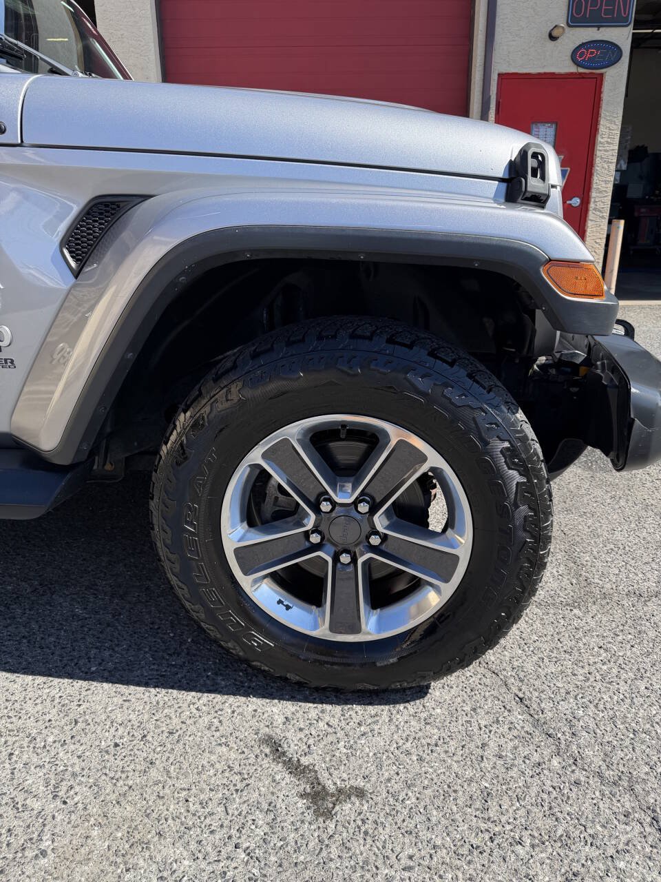 Used 2018 Jeep Wrangler Unlimited Sahara AWD/4WD image 12