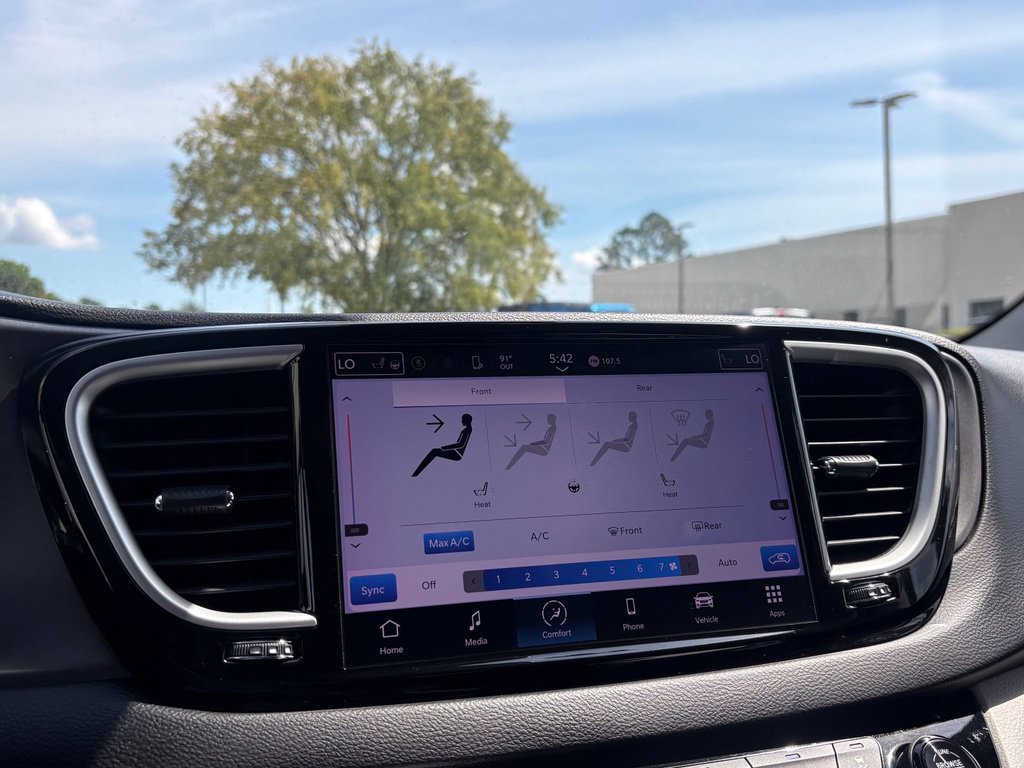 Used 2024 Chrysler Pacifica Touring-L FWD image 13