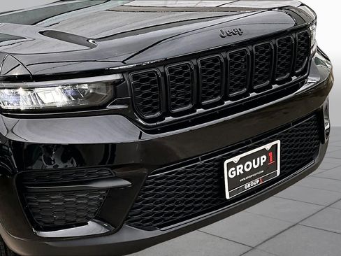 Used 2025 Jeep Grand Cherokee Altitude RWD image 29