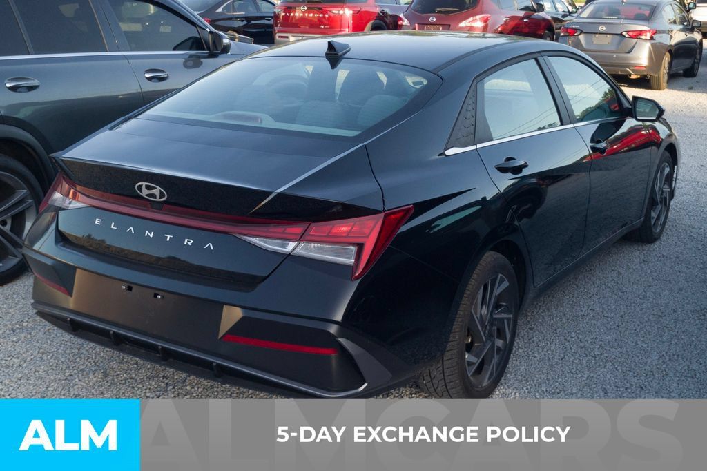 Used 2025 Hyundai Elantra SEL FWD image 3