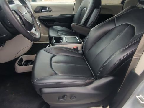 Used 2024 Chrysler Pacifica Touring-L image 11
