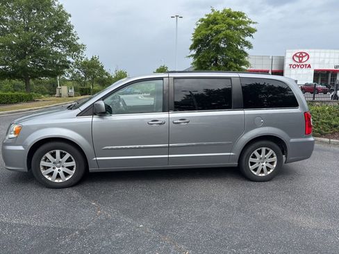 Used 2013 Chrysler Town & Country Touring FWD image 3