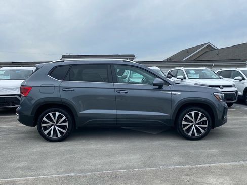 Used 2022 Volkswagen Taos SE w/ Panoramic Sunroof Package image 2