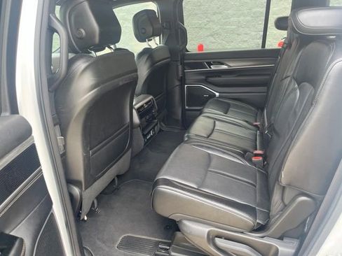 Used 2024 Jeep Wagoneer L Series III w/ Flexible Seating Group AWD/4WD image 12