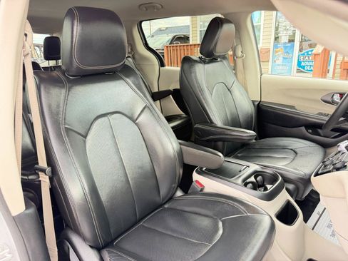 Used 2022 Chrysler Pacifica Touring-L FWD image 50