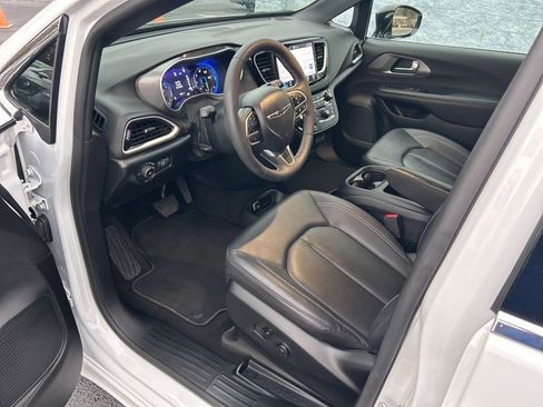 Used 2025 Chrysler Pacifica Select image 12