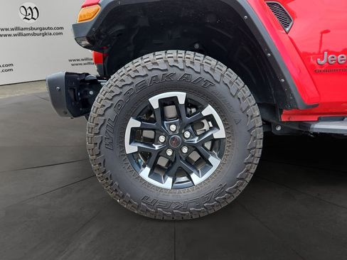 Used 2024 Jeep Gladiator Rubicon AWD/4WD image 14