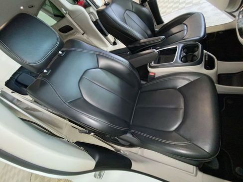 Used 2023 Chrysler Pacifica Touring-L AWD/4WD image 15