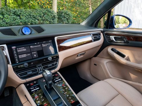 Certified 2024 Porsche Macan AWD/4WD image 23