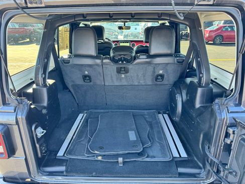 Used 2022 Jeep Wrangler Unlimited Rubicon w/ Cold Weather Group AWD/4WD image 16