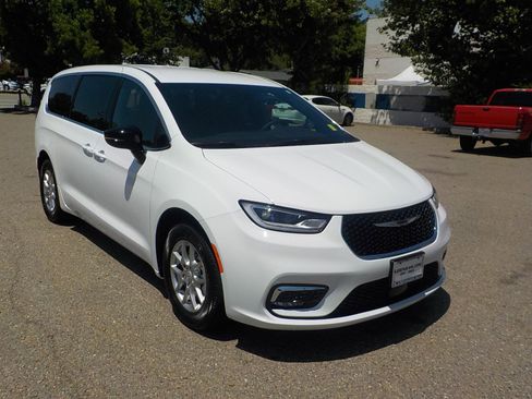New 2025 Chrysler Pacifica Select image 3