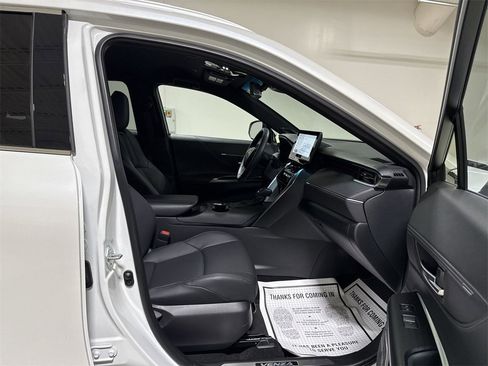 Used 2024 Toyota Venza XLE image 21