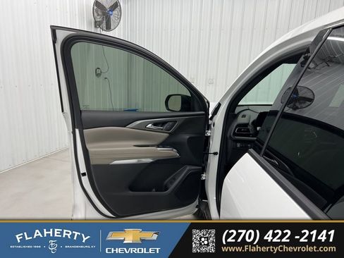 Used 2024 Chevrolet Traverse LT FWD image 8