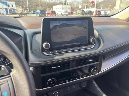 Used 2023 Nissan Rogue SV image 17