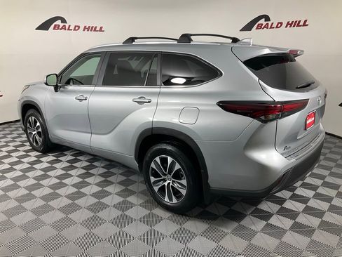 Used 2024 Toyota Highlander XLE image 4