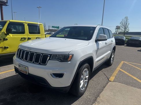 Used 2022 Jeep Grand Cherokee Laredo E w/ Security & Convenience Group AWD/4WD image 3