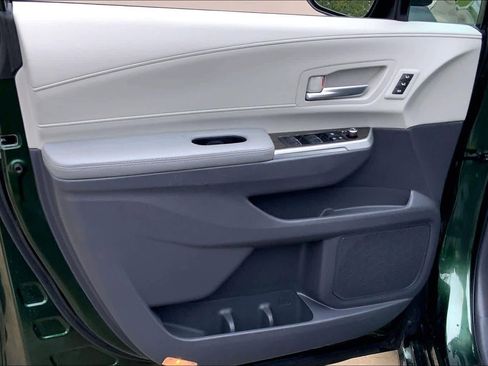 Used 2024 Toyota Sienna Limited image 20